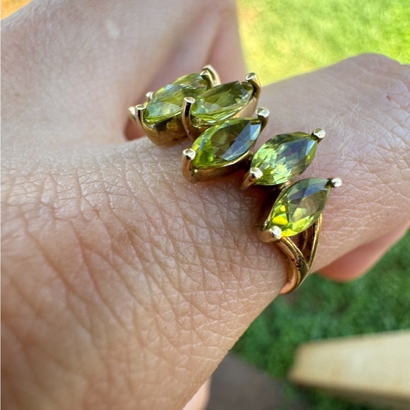 Vintage solid 10k yellow gold genuine clean peridot ring - Picture 5 of 14